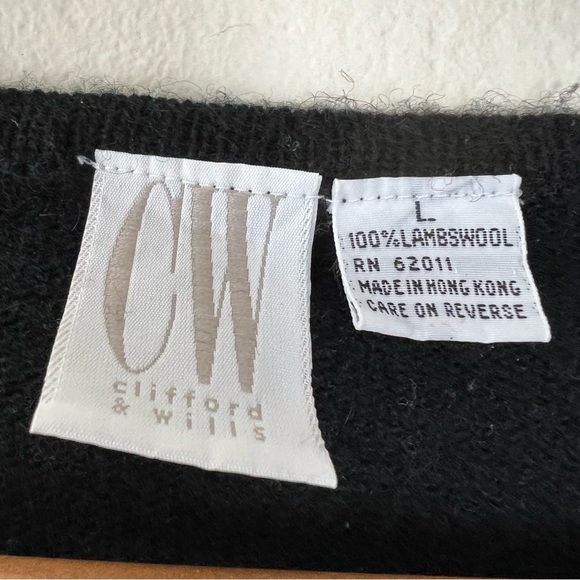 100% Lambswool Vintage Floral Embroidered V-Neck Buttoned Front Sweater - Picture 5 of 9